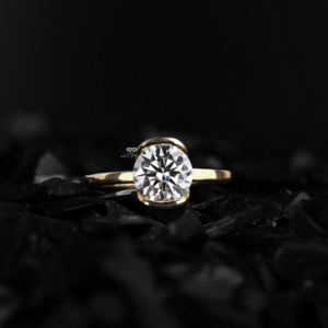 Anillo de Compromiso y Boda con Diamante Cultivado en Laboratorio, Corte Brillante, 2.00 CT, Engaste de Bisel, Oro Amarillo de 14K, Hecho a Mano para Mujer, OEM ODM - Product Image 1