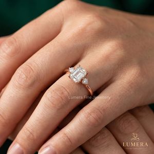 Anillo de Compromiso con Diamante Cultivado en Laboratorio, Corte Esmeralda, Estilo Clásico, con Diamantes Laterales Redondos, Regalo de Aniversario o Boda para Mujer - Product Image 1