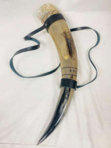 Corne à boire viking polie à la main avec support en cuir de buffle, motif animal religieux, cadeau de mariage européen, vente en gros, Inde - Product Image 5