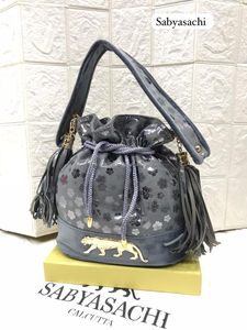 Embrague de noche Sabyasachi de calidad superior La artesanía intrincada define el embrague con el logotipo de Taj de Sabyasachi, accesorios de lujo - Product Image 3