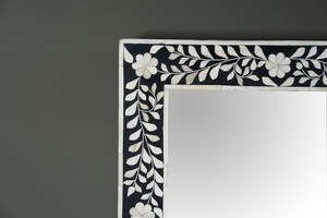 Miroir mural rectangulaire fait main en os incrusté, design floral noir et blanc, miroir décoratif traditionnel encadré - Product Image 2