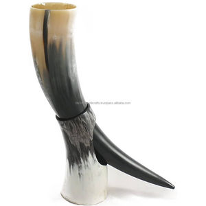 Cuerno Vikingo para Beber con Soporte de Madera Maciza con Placa de Latón con el Martillo de Thor, Regalo de Arpillera - Product Image 1