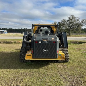 Chargeuse compacte sur chenilles Deere 333G robuste, conçue pour affronter des conditions de travail extrêmes avec une grande stabilité et une sécurité optimale pour l'opérateur. - Product Image 3