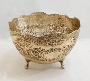 Tazón de metal de lujo con diseño en relieve de latón, forma personalizada para servir ensaladas o frutas, acabado dorado, tazón de metal para frutas. - Product Image 4