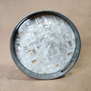 Plateau de service rond en nacre incrustée, cadre métallique fait main, assiette décorative bohème pour la maison et les fêtes - Product Image 1