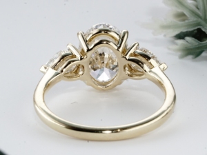 Anillo de compromiso de diamante de corte ovalado Elite Gold con diamantes laterales en forma de pera, solitario de múltiples piedras, para fiesta de bodas, joyería fina minimalista, regalo. - Product Image 4
