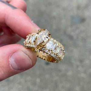 Anillo de Compromiso de Oro Sólido de 9K con Diamante Cultivado en Laboratorio con Corte Cojín y Piedras Laterales de Diamante Blanco con Corte Esmeralda, Certificado IGI, Regalo para Mujer - Product Image 1