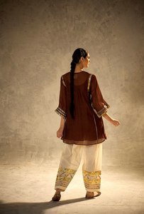 Salwar Kameez MAL CHANDERI Bordado con Gota Patti Marrón, Ropa India y Pakistaní para Mujer, para Bodas, Diwali y Fiestas, de Secado Rápido - Product Image 4