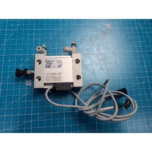 Cylindre pneumatique rectangulaire SMC MDUB25-16-DCI5571I, utilisé comme pièce détachée pour équipement semi-conducteur d'occasion - Product Image 2