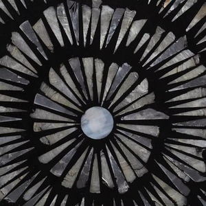 Plateau de service rond noir avec incrustation de coquillages, motif mosaïque rayonnant en nacre et poignées latérales pour décoration de table - Product Image 5