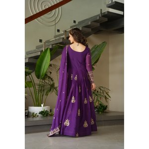 Vestido de diseñador indio y pakistaní morado con lentejuelas y dupatta bordada. - Product Image 2