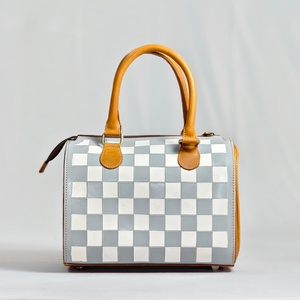 Bolsa de Viaje de Cuero a Cuadros con Panel de Piel de Vaca en Forma de Corazón, Cierre de Cremallera, Estilo Lujoso - Product Image 2