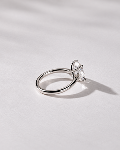 Anillo de Compromiso Clásico Solitario con Diamante Cultivado en Laboratorio con Corte Radiante y Chapado en Oro para Mujer - Regalo de Aniversario y Boda - Product Image 2