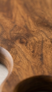 Tabla de cortar de madera de mango ondulada al por mayor, tabla de queso rústica de madera, paleta para servir alimentos y embutidos con orificio para colgar - Product Image 3