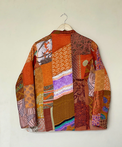 Magnifique veste d'hiver en patchwork de sari de soie faite à la main, imprimé floral, robe matelassée Kantha, col en V, manches bouffantes, décontractée - Product Image 4