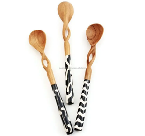 Serveurs à salade en résine et bois 2024 ustensiles cuillère avec emballage personnalisé par Tayyab Handicrafts - Product Image 1