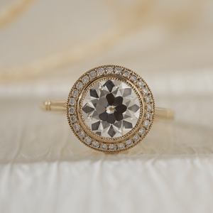 Bague de fiançailles style Art Déco en or jaune avec diamant de laboratoire taille ancienne européenne de 2,5 carats, halo serti clos et bande sculptée à motif Migraine - Product Image 4