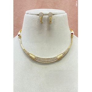 Ensemble collier et boucles d'oreilles en laiton plaqué or et moissanite, sans défaut, pour femme, tendance, cadeau de mariage, à porter pour les fêtes - Product Image 1