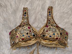 เสื้อส่าหรีเจ้าสาวประดับด้วยทองคำ หินหนัก และคริสตัล พร้อมงานตกแต่งอัญมณีหลากสี - Product Image 2