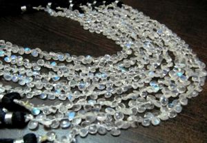Perles de pierre de lune arc-en-ciel blanche naturelle, forme cœur, 4 à 8 mm, en forme de briolette, brin de 8 pouces de long - Product Image 6