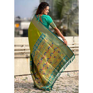 ผ้าไหมเนธาโยลา ปาธานี ลายเมเฮนดีสีเขียว พร้อมผ้าพันคอไหมพรีเมียมสีตัดกัน น้ำหนัก 0.65 กรัม - Product Image 1