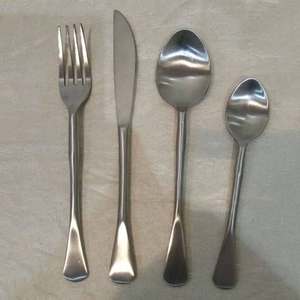 Ensemble de couverts quatre pièces en acier inoxydable poli, OEM ODM, jetables, compatibles lave-vaisselle, accessoires de table haut de gamme pour l'hôtellerie. - Product Image 3