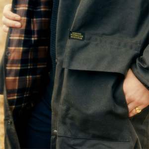 Manteau long imperméable en cuir huilé noir/marron pour homme, 100% coton, rembourré de duvet de canard gris, pour l'équitation - Product Image 4