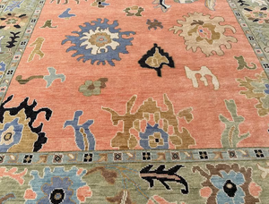 Alfombra Floral Hecha a Mano Inspirada en Oushak, Alfombra de Lujo para Sala de Estar |   Alfombra Vintage para Sala de Estar con Borde Verde Salvia y Durazno - Product Image 6