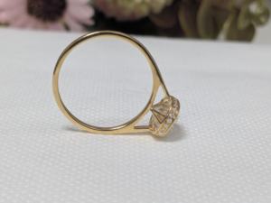 แหวนหมั้นเพชรโมอิสซาไนต์ทรงคุชชั่น 2 กะรัต ประดับด้วยเพชรแบบซ่อนรอบตัวเรือน แหวนแต่งงานแบบฝังเพชรขอบทองคำ 14K แท้ สำหรับผู้หญิง - Product Image 2