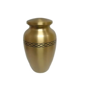 Urne funéraire artisanale en laiton pour cendres, design traditionnel avec bande sculptée, pour cendres humaines adultes - Product Image 1