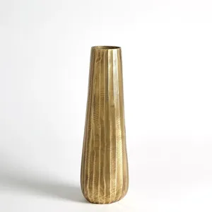 Vase à fleurs en métal doré fait main, produit décoratif élégant pour hôtels de luxe, appartements de luxe, maisons de designers, villas haut de gamme - Product Image 4