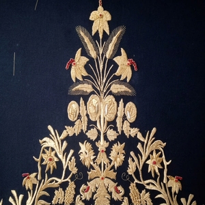 Parche Bordado a Mano con Láminas de Oro para Vestimenta Eclesiástica |   Motivo floral grande con cruz para cólidos litúrgicos, frontales de altar y estolas - Product Image 5