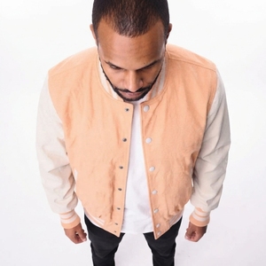 Chaqueta Varsity Unisex de Lana Color Durazno Naranja de TRAMA SPORTS APPAREL, con Bloques de Color y Botones Cubiertos en las Mangas, Personalizable, para Invierno - Product Image 5