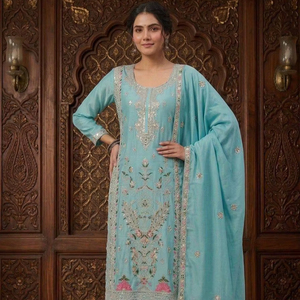 Ensemble Kurti en soie Chinnon de créateur avec broderie et travail de sequins, pantalon Palazzo et dupatta à bordure en dentelle – Tenue ethnique prête à porter - Product Image 1