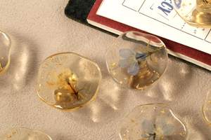 Perillas de resina con flores azules, perillas redondas transparentes con flores secas, perillas únicas decorativas para armarios, perillas de latón con hojas. - Product Image 4