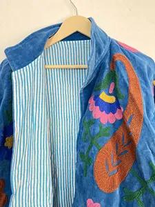 เสื้อแจ็คเก็ตกำมะหยี่สไตล์ชาติพันธุ์ทันสมัย สีฟ้าสดใส ปักลายหัวใจและดอกไม้ ดีไซน์ทันสมัย ทรงโอเวอร์ไซส์ เสื้อคลุมฤดูหนาว - Product Image 5