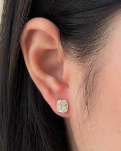 Boucles d'oreilles clous en diamant de laboratoire taille coussin, or massif 14k 18k, sertissage délicat, 3,20 carats, couleur DEF, certifiées IGI, style minimaliste - Product Image 1