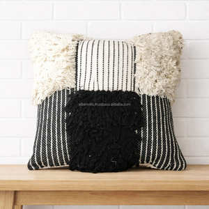 Housse de coussin en coton style bohème avec panneau décoratif noir audacieux, coussin décoratif tissé, accent bohème haut de gamme pour les intérieurs modernes et rustiques - Product Image 1