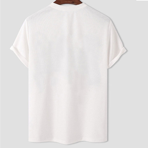 T-shirt tendance avec poche avant, impression personnalisée, impression de qualité supérieure, panneaux imprimés, pour un style streetwear décontracté, unisexe. - Product Image 2