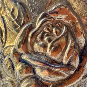 Regadera con diseño floral grabado en oro, perfecta para decoración de mesas, hoteles, cafeterías y eventos, procedente de la India. - Product Image 2