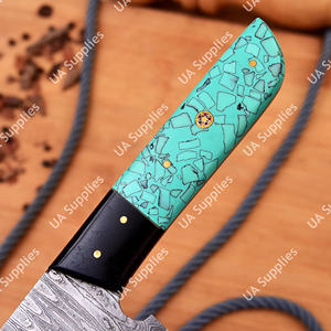 Couteau de chef Santoku léger en acier Damas à lame pleine, fait main, ambidextre, avec manche ergonomique en bois et époxy, finition brossée - Product Image 3