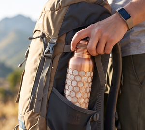 Botella de Agua de Cobre con Patrón Hexagonal de Textura Blanca y Dorada, Elegante y Ecológica para Uso Diario, Yoga, Gimnasio, Viajes, Regalo - Product Image 5