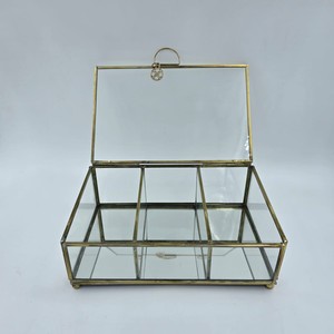 Caja de Almacenamiento de Vidrio y Latón Dorado de Forma Rectangular, Elegante Organizador de Joyas, Exhibidor Decorativo para Decoración de Hogar y Hotel de Lujo - Product Image 1