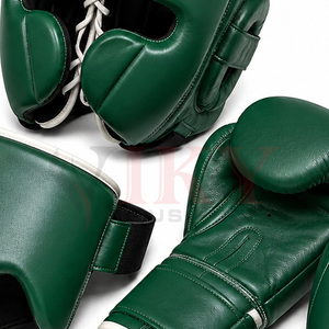 Ensembles de boxe en cuir véritable vert forêt avec bordure blanche, personnalisables avec votre propre marque, comprenant des gants de boxe et un protège-tête intégral. - Product Image 6