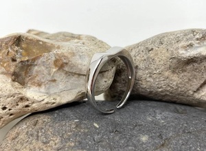 Bague en argent sterling 925 en forme de V, ajustable, ouverte, faite à la main, bijoux minimalistes pour femmes - Product Image 3