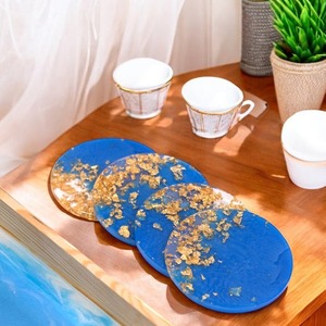 ถาดเสิร์ฟเค้กทรงกลมทำมือจากเรซิ่นและไม้ เป็นมิตรกับสิ่งแวดล้อม ปลอดภัยสำหรับเครื่องล้างจาน ทำความสะอาดง่าย ดูแลรักษาง่าย โดย SHAAD HANDICRAFTS - Product Image 3