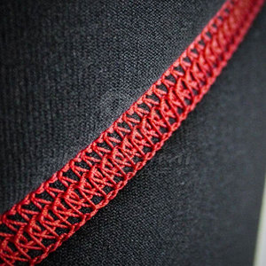 Rodillera de calidad premium que se mantiene en su lugar durante entrenamientos intensos, ofreciendo soporte y seguridad. - Product Image 4