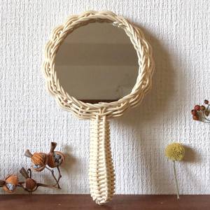 Espejos de mano de ratán tejido, accesorios bonitos de bajo costo para niñas, espejo con mango natural sostenible. - Product Image 1