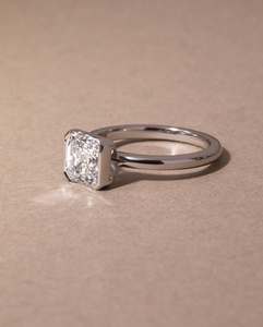 แหวนหมั้นและแหวนครบรอบเพชรเพาะเลี้ยง Platinum 950 ระดับไฮเอนด์สุดหรู รับรองโดย IGI ทรงสี่เหลี่ยม Asscher Bezel จากผู้ผลิต - Product Image 2