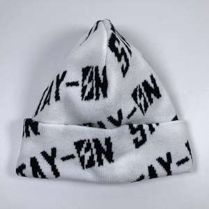 Casquette d'hiver unisexe personnalisée en acrylique de haute qualité, blanche et colorée, avec impression personnalisée et design jacquard, en tricot acrylique. - Product Image 3